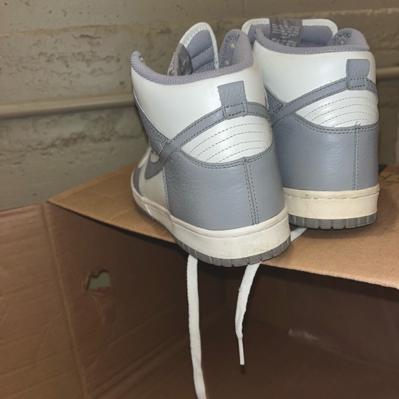 Women’s Retro Nike Dunks in High Top Style, Size 9 - Picture 3 of 3